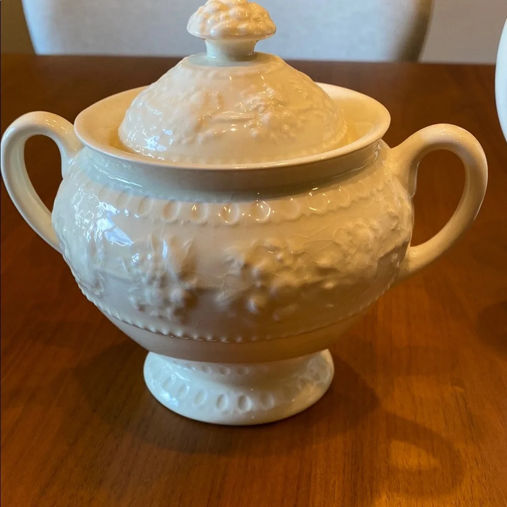 Wedgwood Wellesley Tea set made in England Ivory Pot, Creamer, Sugar Bowl lids